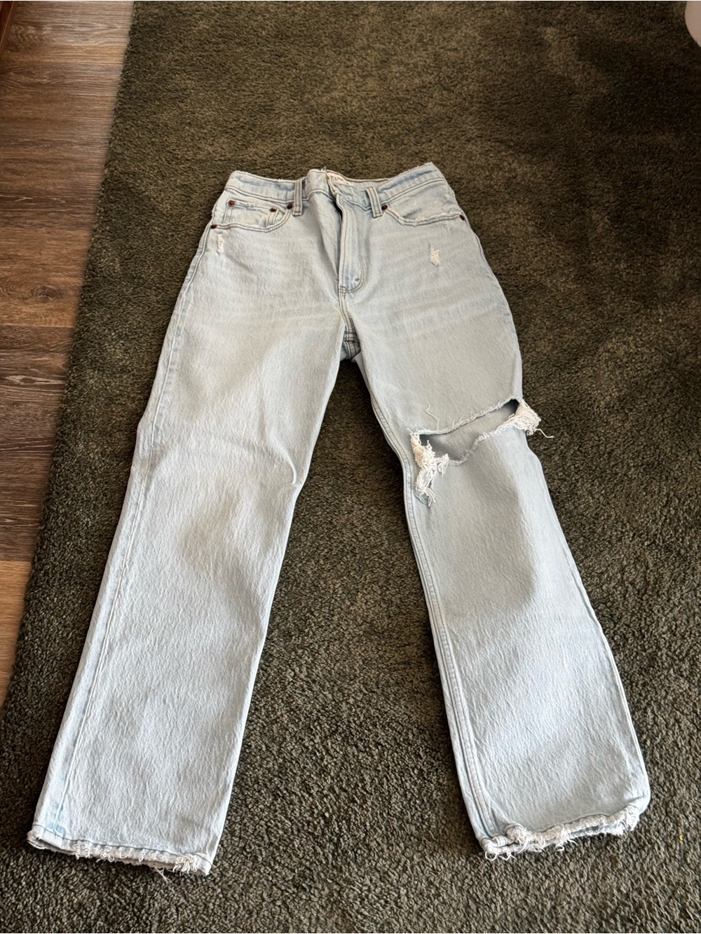 Abercrombie Women’s Light Wash Distressed Straight Jeans - Single Knee Rip